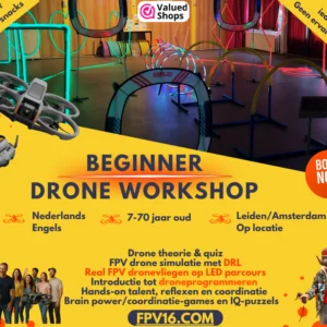 Promotieafbeelding voor de Beginner Drone Workshop van FPV16.com. De afbeelding toont een indoor FPV-droneparcours met neon verlichte LED-poortjes in cyaan en wit. De workshop, beschikbaar in Leiden en Amsterdam voor 7-70 jaar (Nederlands & Engels), omvat FPV Simulatie, echt dronevliegen, droneprogrammeren en IQ-puzzels. Visuele elementen zijn een FPV-drone, FPV-bril, joystick en lachende deelnemers.
