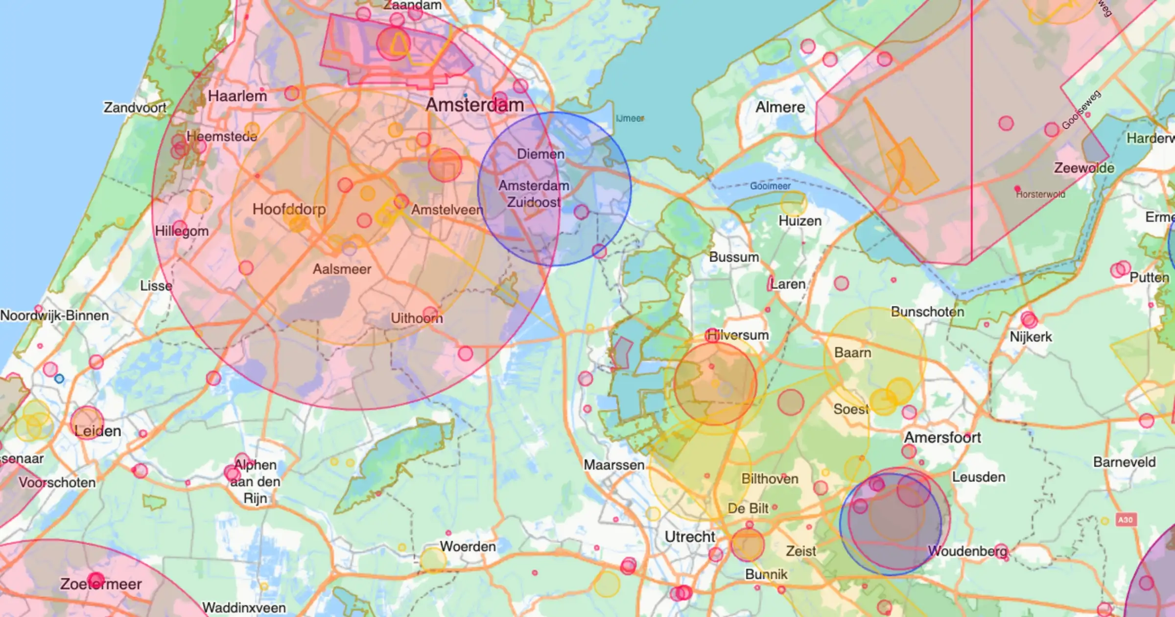 Een tablet met de GoDrone-kaart die de rode (CTR), groene (Natura 2000) en gele (waarschuwing) zones toont.
