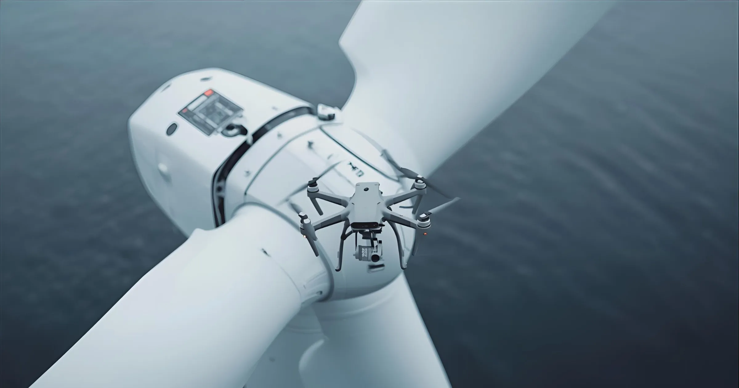 Een drone voert een gedetailleerde inspectie uit van een windturbine.