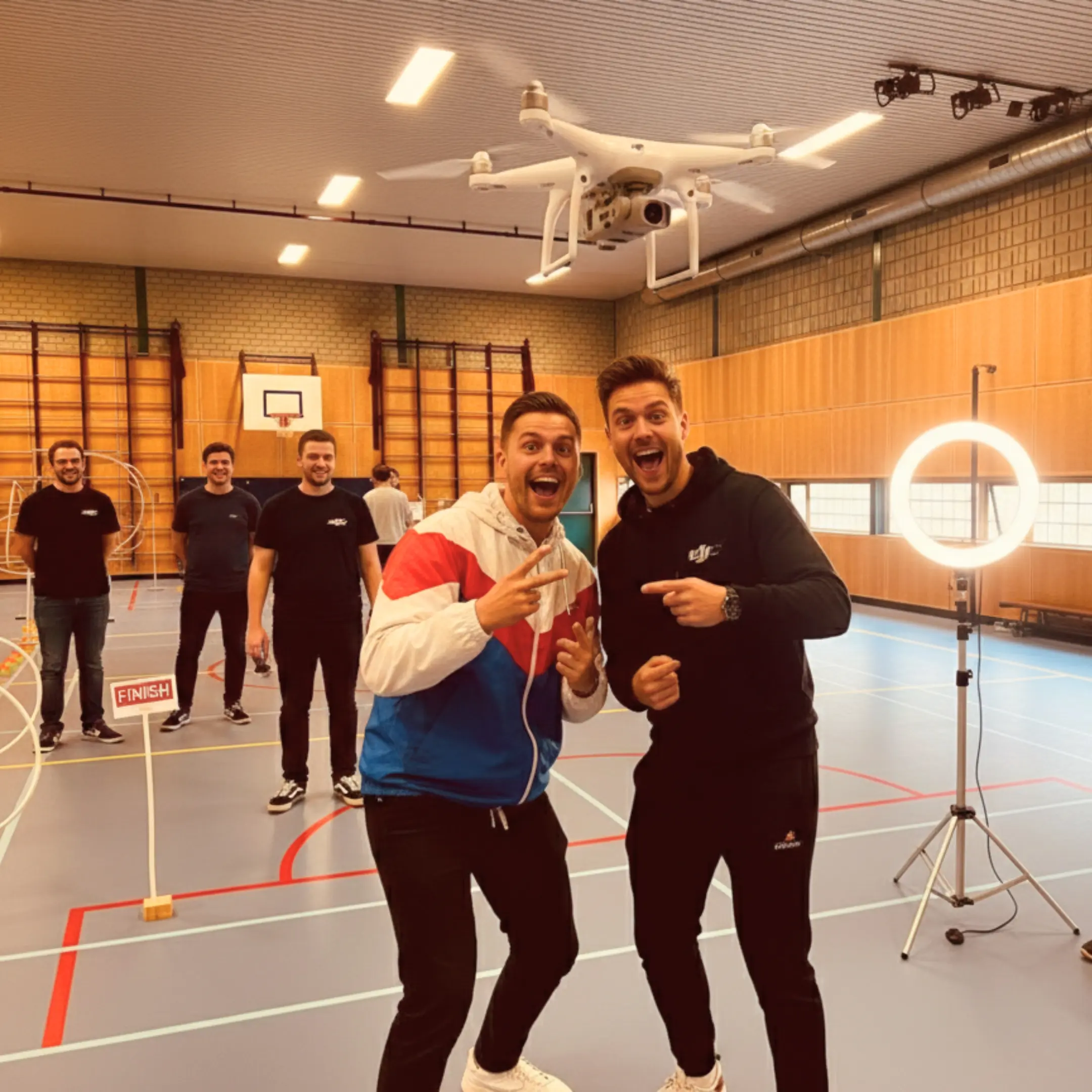 Een moderne FPV-drone op een houten paal in een Nederlands polderlandschap met windmolens en een kanaal tijdens zonsopgang. Illustreert drone vliegen in Nederland.