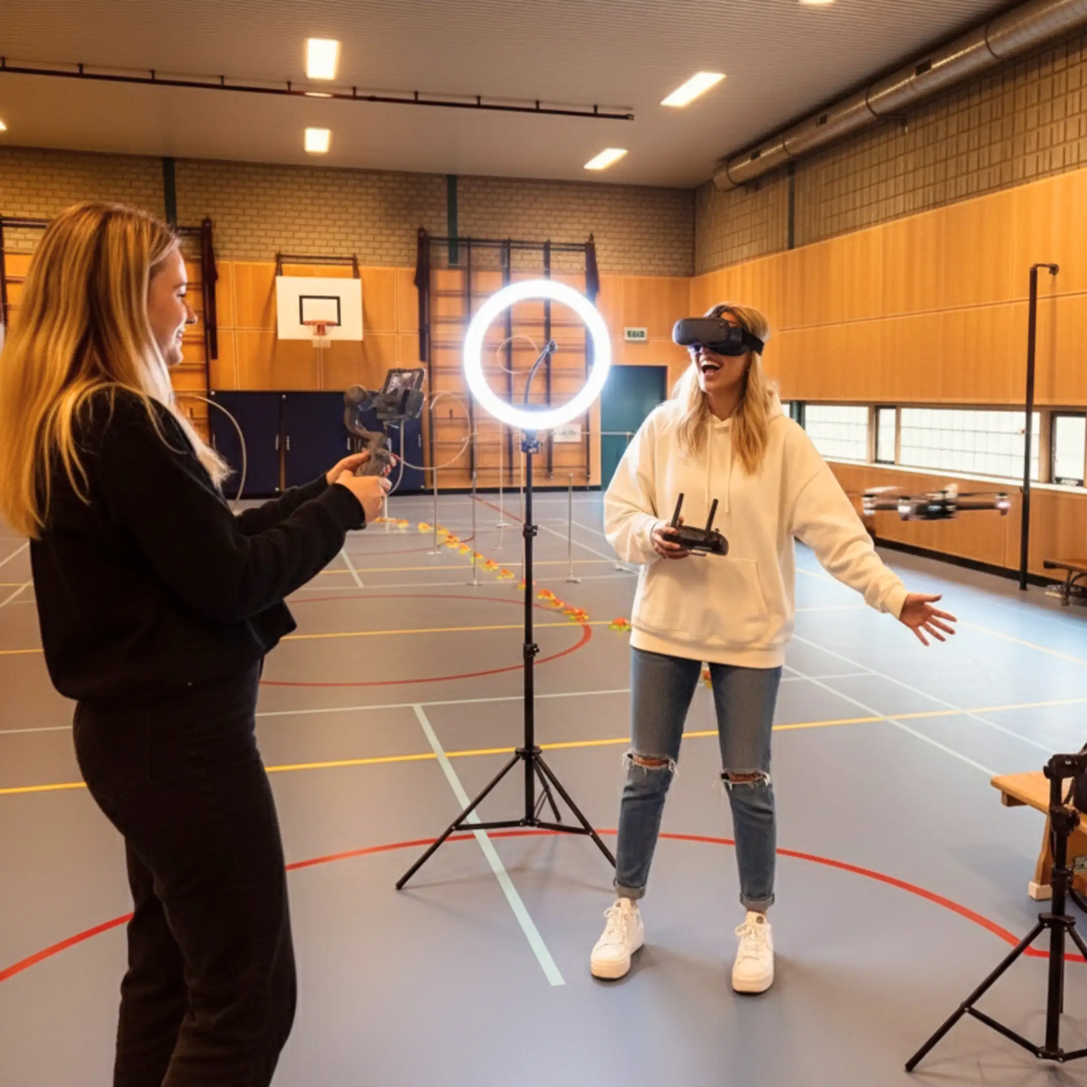 Een moderne FPV-drone op een houten paal in een Nederlands polderlandschap met windmolens en een kanaal tijdens zonsopgang. Illustreert drone vliegen in Nederland.
