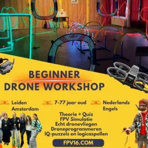Promotieafbeelding voor de Beginner Drone Workshop van FPV16.com. De afbeelding toont een indoor FPV-droneparcours met neon verlichte LED-poortjes in cyaan en wit. De workshop, beschikbaar in Leiden en Amsterdam voor 7-77 jaar (Nederlands & Engels), omvat FPV Simulatie, echt dronevliegen, droneprogrammeren en IQ-puzzels. Visuele elementen zijn een FPV-drone, FPV-bril, joystick en lachende deelnemers.