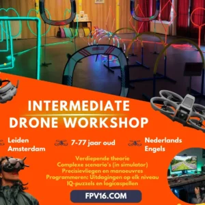 Promotieafbeelding voor de Intermediate Drone Workshop van FPV16.com. De afbeelding toont het indoor FPV-droneparcours met neon LED-poortjes. De workshop in Leiden en Amsterdam (7-77 jaar, NL/EN) richt zich op verdiepende theorie, complexe scenario's in de FPV-simulator (Liftoff), precisievliegen en drone programmeren. Visuele elementen zijn een FPV-drone, een persoon met FPV-bril, en een simulatie-opstelling.